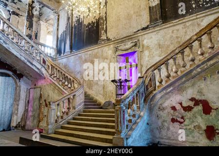 Saint-Pétersbourg, Russie - 23 mars 2021 : Église évangélique luthérienne, Sainte-Annenkirche, décoration intérieure de l'église. Maître-autel avec Dieu Banque D'Images