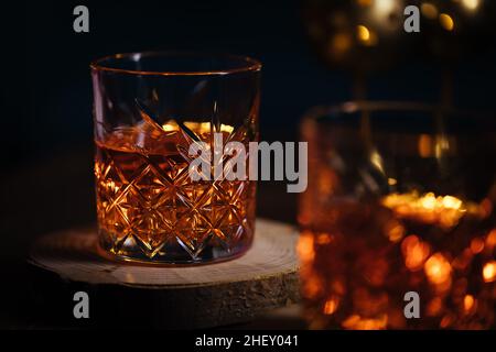 Deux verres de whisky dans une atmosphère sombre et sombre Banque D'Images
