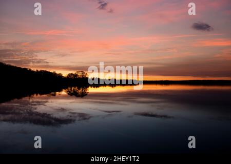 Coucher de soleil sur le lac Sjaelsoe à Rudersdal au Danemark Banque D'Images