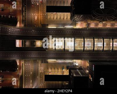 Amsterdam de nuit, intersection des routes des infrastructures néerlandaises, train, route, voie, métro et piétons.Vue aérienne de drone. Banque D'Images