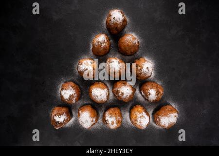 Boules de pâte hollandaises traditionnelles (oliebollen), typiquement servies autour de la Saint-Sylvestre dans les pays du Neterlands Banque D'Images