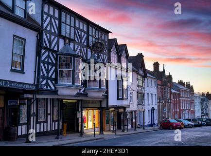 L'Ange le long de la large rue en hiver à l'aube.Ludlow, Shropshire, Angleterre Banque D'Images