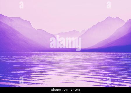 Ambiance matinale pastel au lac McDonald dans le parc national des Glaciers, Montana Banque D'Images