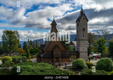 KARPACZ, POLOGNE - 11 OCTOBRE 2021 : Église Vang Stave.Une église de la rive qui a été achetée par le roi Frédéric Guillaume IV de Prusse et transférée de va Banque D'Images