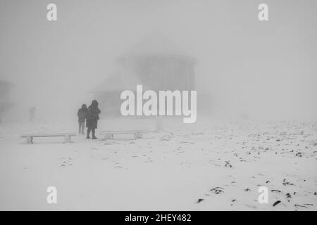 La chapelle catholique romaine de la chapelle Saint-Laurent au sommet de Sniezka, les monts Karkonosze à la frontière de la Pologne et de la République tchèque. Banque D'Images