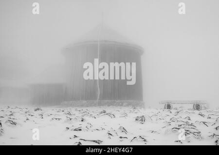 La chapelle catholique romaine de la chapelle Saint-Laurent au sommet de Sniezka, les monts Karkonosze à la frontière de la Pologne et de la République tchèque. Banque D'Images