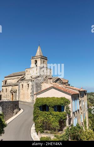 Vue sur la vieille église de Venasque, Provence, France Banque D'Images