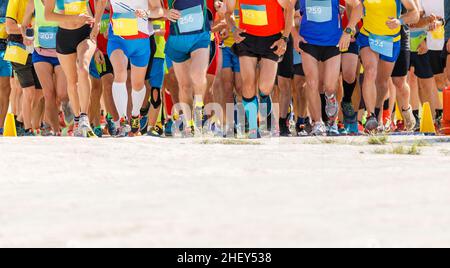 Grand groupe de sportifs qui commencent le concours de course dans le désert Banque D'Images