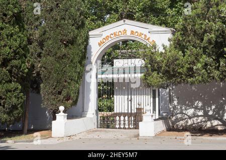 Sébastopol, Crimée, Russie - 29 juillet 2020 : portes d'entrée fermées de la Station Marine dans la ville de Sébastopol, Crimée Banque D'Images