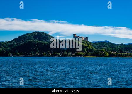 Vue sur le château de Borromeo, un château fondé au début du Moyen âge, sur le lac majeur, vu d'Arona. Banque D'Images