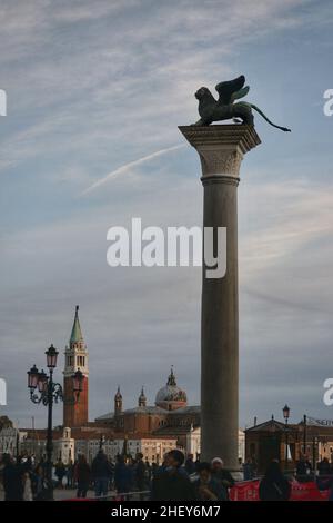 Colonne portant un symbole de lion ailé de bronze de la saint-Marc évangéliste, Saint patron de la ville de Venise.Église Saint george en arrière-plan Banque D'Images