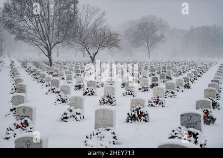 Arlington, Virginie, États-Unis.3rd janvier 2022.Chutes de neige dans la section 60 du cimetière national d'Arlington, Arlington, Virginie, 3 janvier 2022.C'était la première neige de l'année.(Photo par Elizabeth Fraser) crédit: Armée américaine/ZUMA Press Wire Service/ZUMAPRESS.com/Alamy Live News Banque D'Images