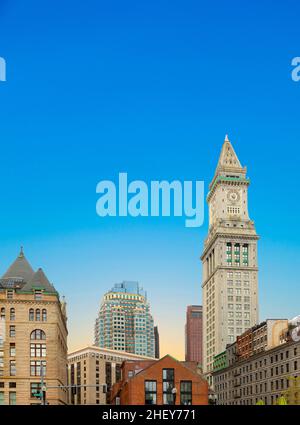 Horizon de Boston avec tour d'horloge, maison de douane dans une belle lumière Banque D'Images