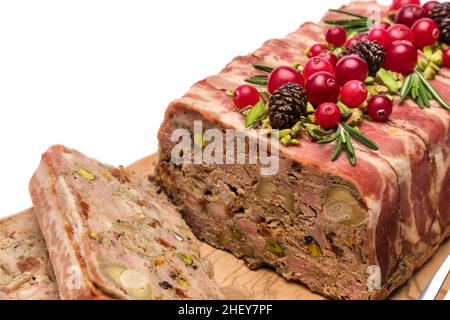 Terrine française traditionnelle recouverte de bacon isolé sur une planche à découper ou à servir en bois Banque D'Images