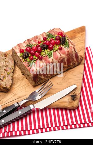 Terrine française traditionnelle recouverte de bacon isolé sur une planche à découper ou à servir en bois Banque D'Images