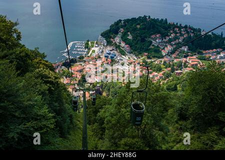 Vue aérienne sur Laveno et le lac majeur depuis le téléphérique jusqu'à Sasso del Ferro. Banque D'Images