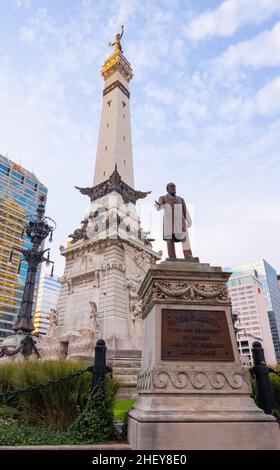 Indianapolis, Indiana, États-Unis - 19 octobre 2021 : la statue d'Oliver P Morton au monument des soldats et marins de l'État de l'Indiana Banque D'Images