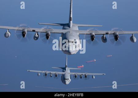 23 décembre 2021 - MCAS Iwakuni, Yamaguchi, Japon - US Marine corps KC-130J Super Hercules avec Marine Aerial Refueler transport Squadron (VMGR) 152 vole en formation au-dessus du Japon, 23 décembre 2021.Marines avec VMGR-152 a mené simultanément un lancement à grande échelle de plusieurs avions et a pratiqué des scénarios d'entraînement qui comprenaient le vol de formation, la livraison aérienne simulée et les atterrissages tactiques.(Photo de Tyler Harmon) (image de crédit : © US Marines/ZUMA Press Wire Service/ZUMAPRESS.com) Banque D'Images