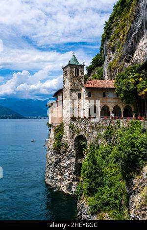 L'Ermitage de Santa Caterina del Sasso, un monastère catholique romain, situé sur une crête rocheuse au lac majeur. Banque D'Images