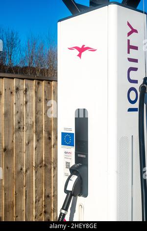 Point de charge de voiture électrique 350kw ultra-rapide Ionity.Chargeur Fast EV chez Peterborough Services sur le A1. Banque D'Images