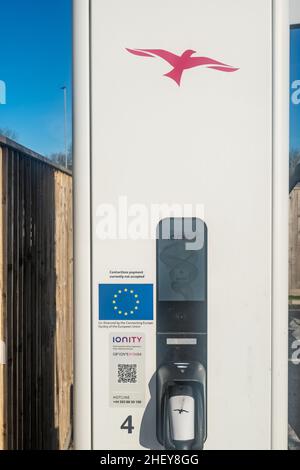 Point de charge de voiture électrique 350kw ultra-rapide Ionity.Chargeur Fast EV chez Peterborough Services sur le A1. Banque D'Images