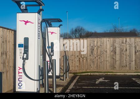 Point de charge de voiture électrique 350kw ultra-rapide Ionity.Chargeur Fast EV chez Peterborough Services sur le A1. Banque D'Images