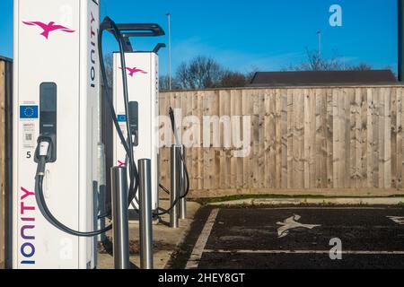 Point de charge de voiture électrique 350kw ultra-rapide Ionity.Chargeur Fast EV chez Peterborough Services sur le A1. Banque D'Images