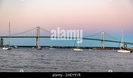 Vue sur le célèbre Newport Bridge au coucher du soleil Banque D'Images