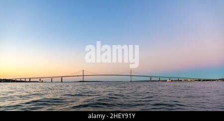 Vue sur le célèbre Newport Bridge au coucher du soleil Banque D'Images