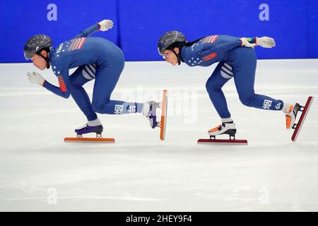 YANTAI, CHINE - le 13 JANVIER 2022 - l'équipe de patinage de vitesse sur piste courte s'entraîne au ICE Sports Center de Yantai, dans la province de Shandong en Chine orientale, en janvier 1 Banque D'Images