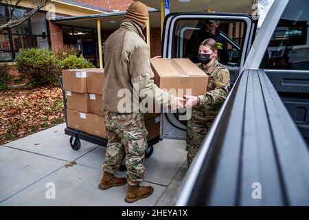 3 janvier 2022 - Connecticut - des soldats affectés à la Garde nationale du Connecticut chargent une expédition de kits d'essai à domicile COVID-19 dans un camion à un point de distribution régional à North Haven, Connecticut, le 3 janvier 2022.Ces kits ont été ramassés par des représentants des villes et municipalités locales pour être distribués à leurs communautés.(Image de crédit : © U.S. National Guard/ZUMA Press Wire Service/ZUMAPRESS.com) Banque D'Images