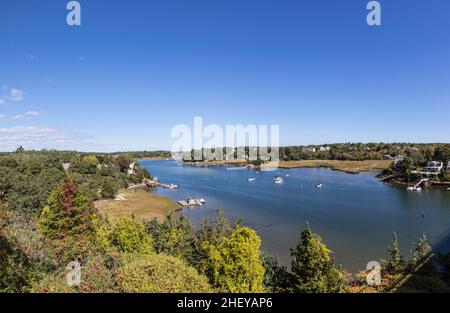 Vue aérienne sur les lacs autour de Gloucester avec des bateaux sur la rive vus de l'autoroute de la division yankee Banque D'Images