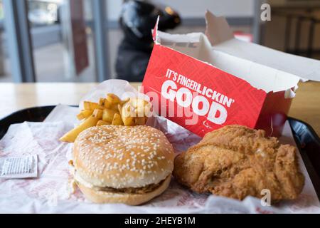 Un plateau de frites KFC, hamburger et poulet frit , restaurant Kent England UK Banque D'Images