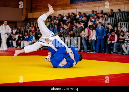 lancez le judo fighter dans le judo de compétition Banque D'Images