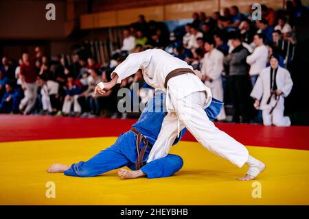 athlètes judoistes luttant sur le tatami en compétition de judo Banque D'Images