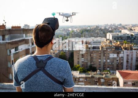 Jeune technicien homme volant UAV drone avec télécommande dans la ville Banque D'Images