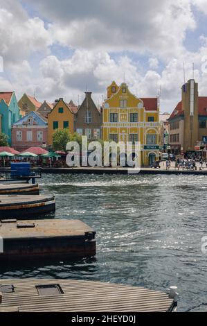 WILLEMSTAD, CURAÇAO - 22 NOVEMBRE 2007 : les pontons du pont Queen Emma s'ouvrent dans le centre-ville de Willemstad avec les maisons colorées du H Banque D'Images