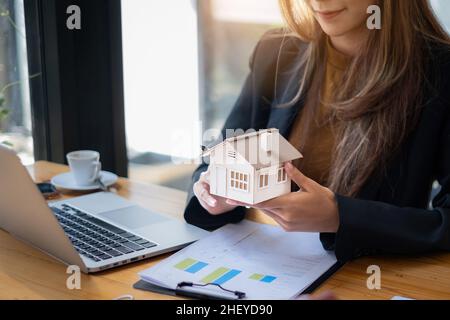 Une femme assise à la société de bureau responsable de la maison de vérification de travail .Immobilier Maison Appréciation et inspection concept. Banque D'Images