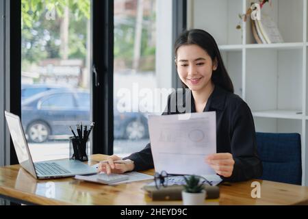 Femme d'affaires avec document de données et calcul des numéros de budget.Finance, conseiller, factures, concept fiscal. Banque D'Images