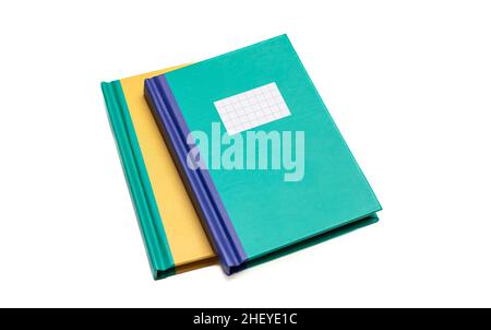 Bloc-notes isolé sur fond blanc.Étiquette vierge, carnet de notes de couleur verte et jaune, fournitures scolaires, Banque D'Images