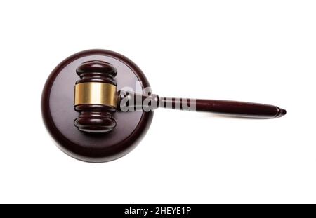 Juge Gavel isolé découpe sur blanc.Symbole de vente aux enchères ou de loi, marteau en bois avec grenaille en bronze, élément design Banque D'Images