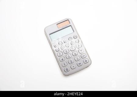 Calculatrice avec affichage vide découpe isolée sur fond blanc.Compte, calcul de la taxe Banque D'Images