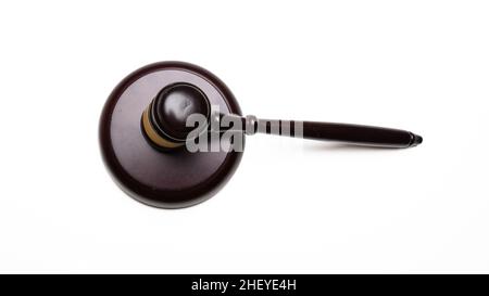 Juge Gavel isolé découpe sur blanc.Symbole de vente aux enchères ou de loi, marteau en bois avec grenaille en bronze, élément design Banque D'Images