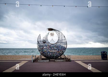 Une initiative symbolique de recyclage du plastique en forme de poisson sur la promenade de Southsea, en face de l'île de Wight Banque D'Images