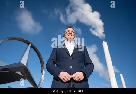 Sindelfingen, Allemagne.12th janvier 2022.Ergun Lümali, Président du Conseil des travaux généraux de Daimler AG et Mercedes-Benz AG, photographié en face du Centre clients de l'usine Mercedes-Benz de Sindelfingen.Credit: Marijan Murat/dpa/Alamy Live News Banque D'Images