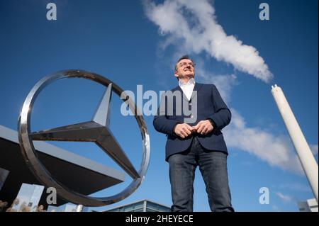 Sindelfingen, Allemagne.12th janvier 2022.Ergun Lümali, Président du Conseil des travaux généraux de Daimler AG et Mercedes-Benz AG, photographié en face du Centre clients de l'usine Mercedes-Benz de Sindelfingen.Credit: Marijan Murat/dpa/Alamy Live News Banque D'Images