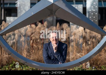 Sindelfingen, Allemagne.12th janvier 2022.Ergun Lümali, Président du Conseil des travaux généraux de Daimler AG et Mercedes-Benz AG, photographié en face du Centre clients de l'usine Mercedes-Benz de Sindelfingen.Credit: Marijan Murat/dpa/Alamy Live News Banque D'Images