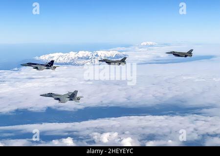 Mer Méditerranée.5th janvier 2022.Deux chasseurs F/A-18E Super Hornet Strike attachés au Blue Blasters of Strike Fighter Squadron (VFA) 34 et aux coéquipiers de combat du Strike Fighter Squadron (VFA) 211 volent en formation avec deux F/A-4s de la Force aérienne hellénique au-dessus de la mer Méditerranée, le 5 janvier 2022.Le groupe de grève des transporteurs Harry S. Truman est en cours de déploiement prévu dans la zone d'opérations de la flotte américaine 6th afin de soutenir les opérations navales afin de maintenir la stabilité et la sécurité maritimes, et de défendre les intérêts américains, alliés et partenaires en Europe et en Afrique.(Credit image: © U.S. Navy/ZUMA Press Wir Banque D'Images