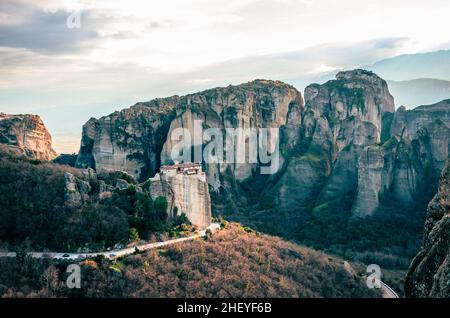 Meteora est l'un des monuments les plus impressionnants de Grèce situé sur le côté nord de la Grèce, à courte distance de Trikala et Kalambaka. Banque D'Images