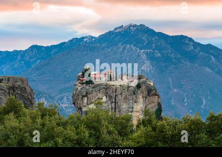 Meteora est l'un des monuments les plus impressionnants de Grèce situé sur le côté nord de la Grèce, à courte distance de Trikala et Kalambaka. Banque D'Images